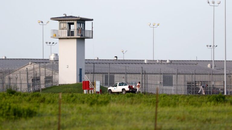 Judge orders Texas to install air conditioning at all prisons by end of 2029 | CNN